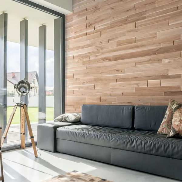 Salon avec un mur habillé de lames de bois